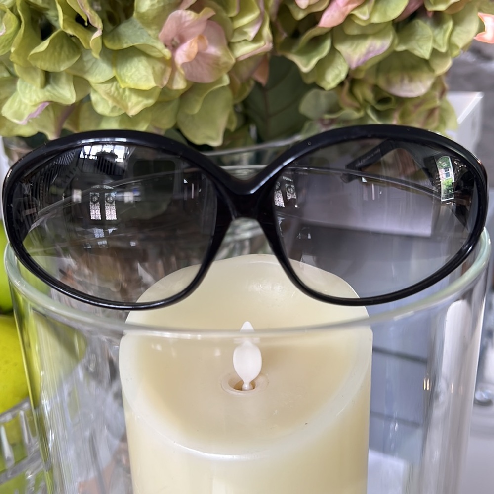 LOUIS VUITTON “IRIS” Sunnies😎 - Picture 10 of 17